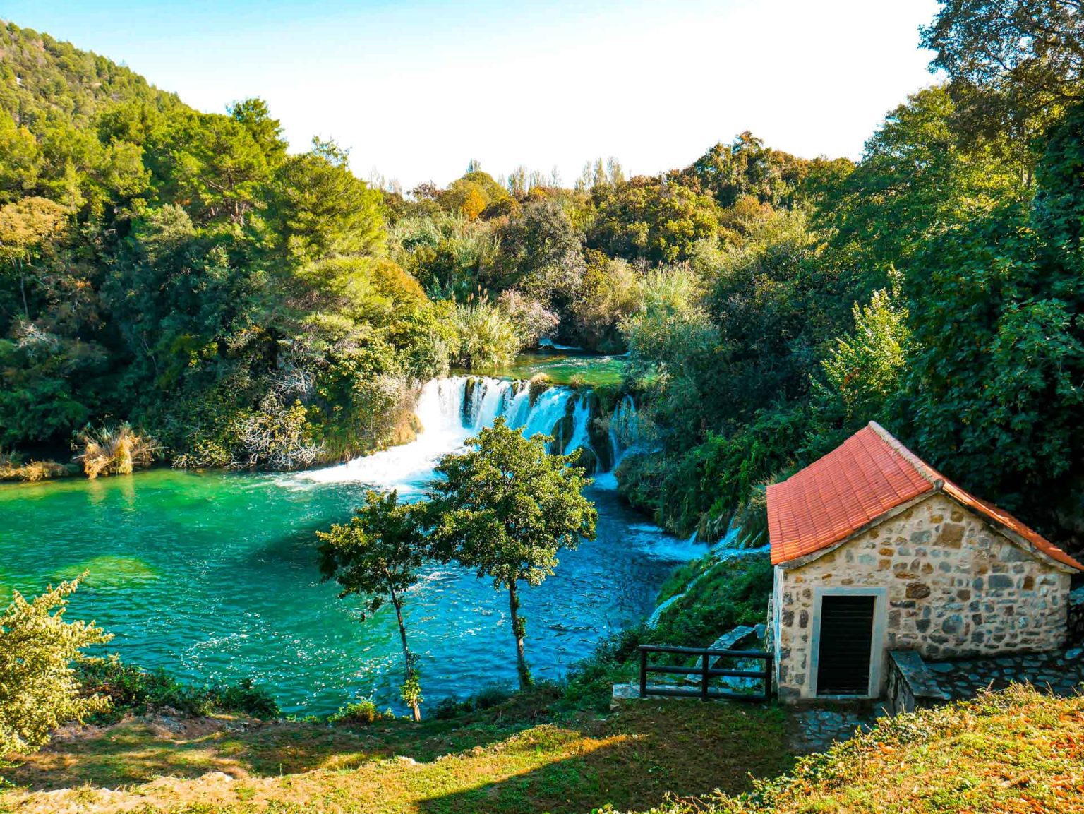 Wasserfall mit Haus Krka