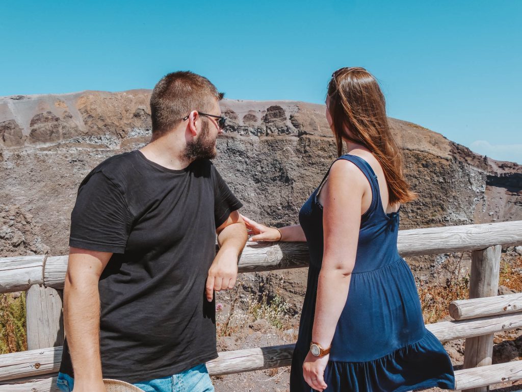 Alex und Jasmin gucken in den Krater vom Vesuv in Italien
