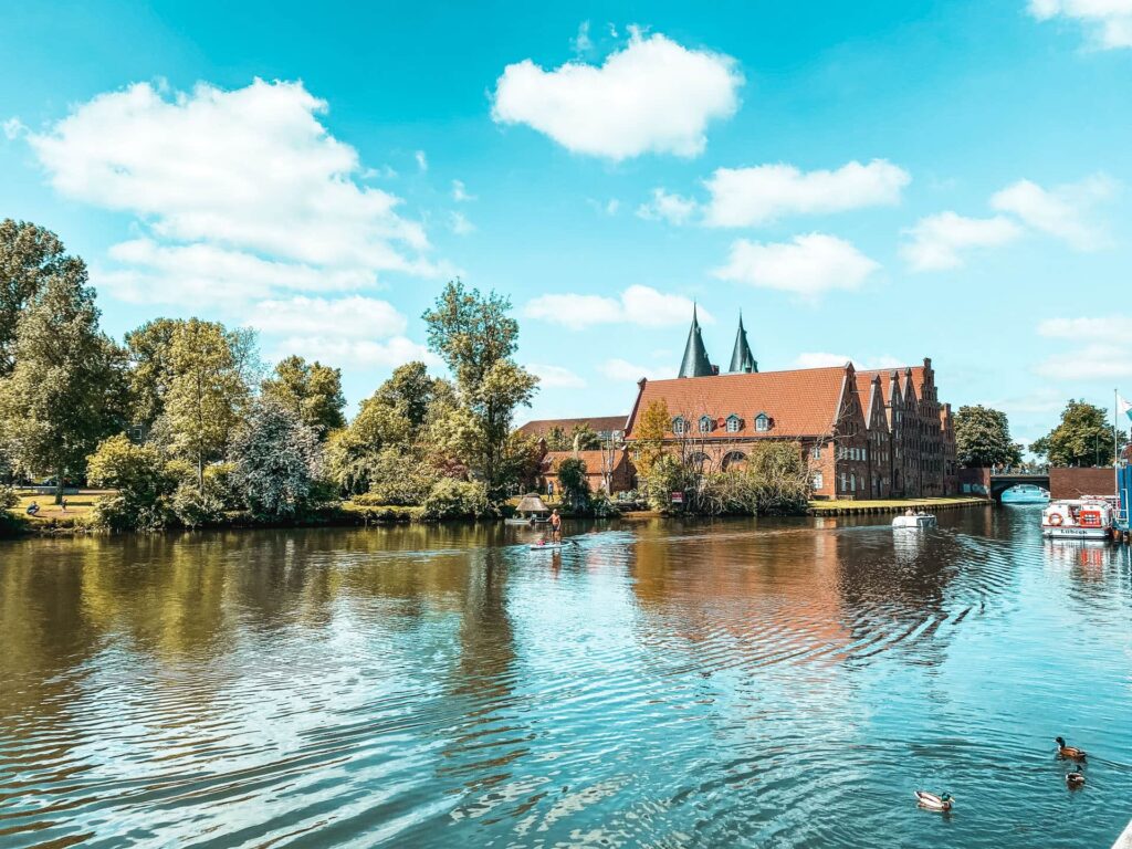 Trave vom Wasser aus Lübeck Sehenswürdigkeiten