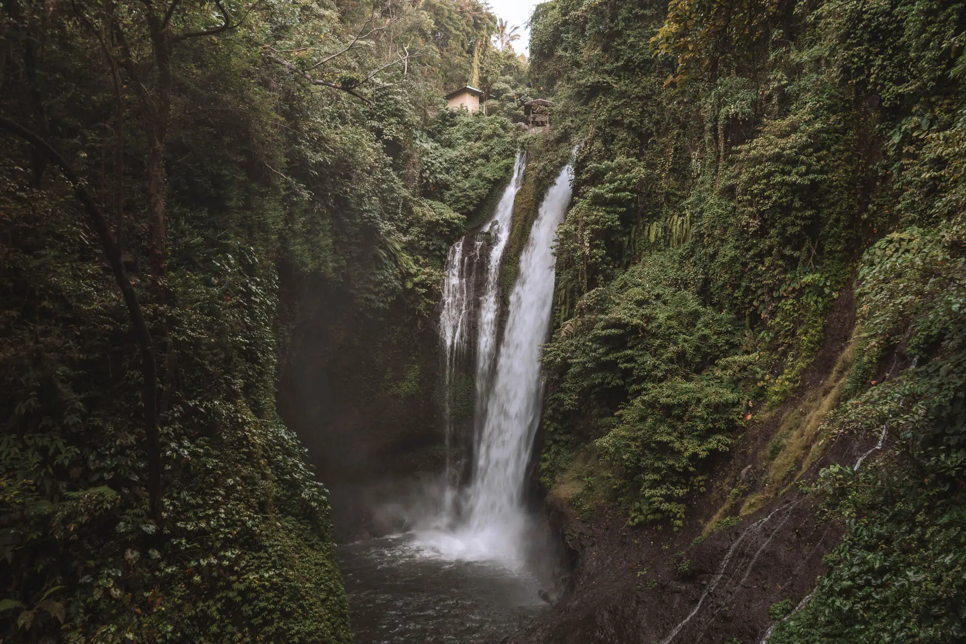 Der Aling Aling Waterfall auf Bali