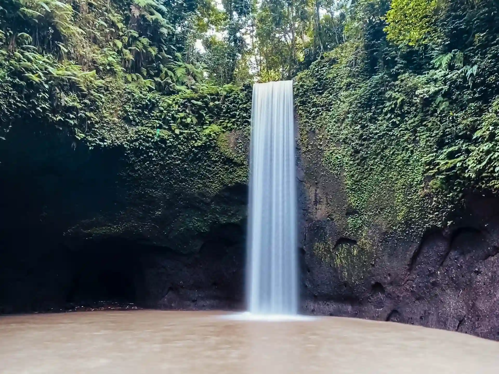 Der Tibumana Waterfall im Dschungel von Bali