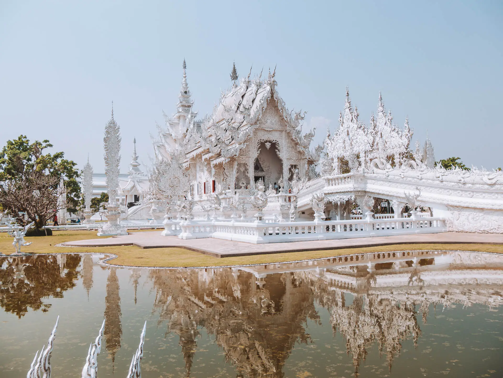 Der Weiße Tempel in Chiang Rai in seiner vollen Pracht