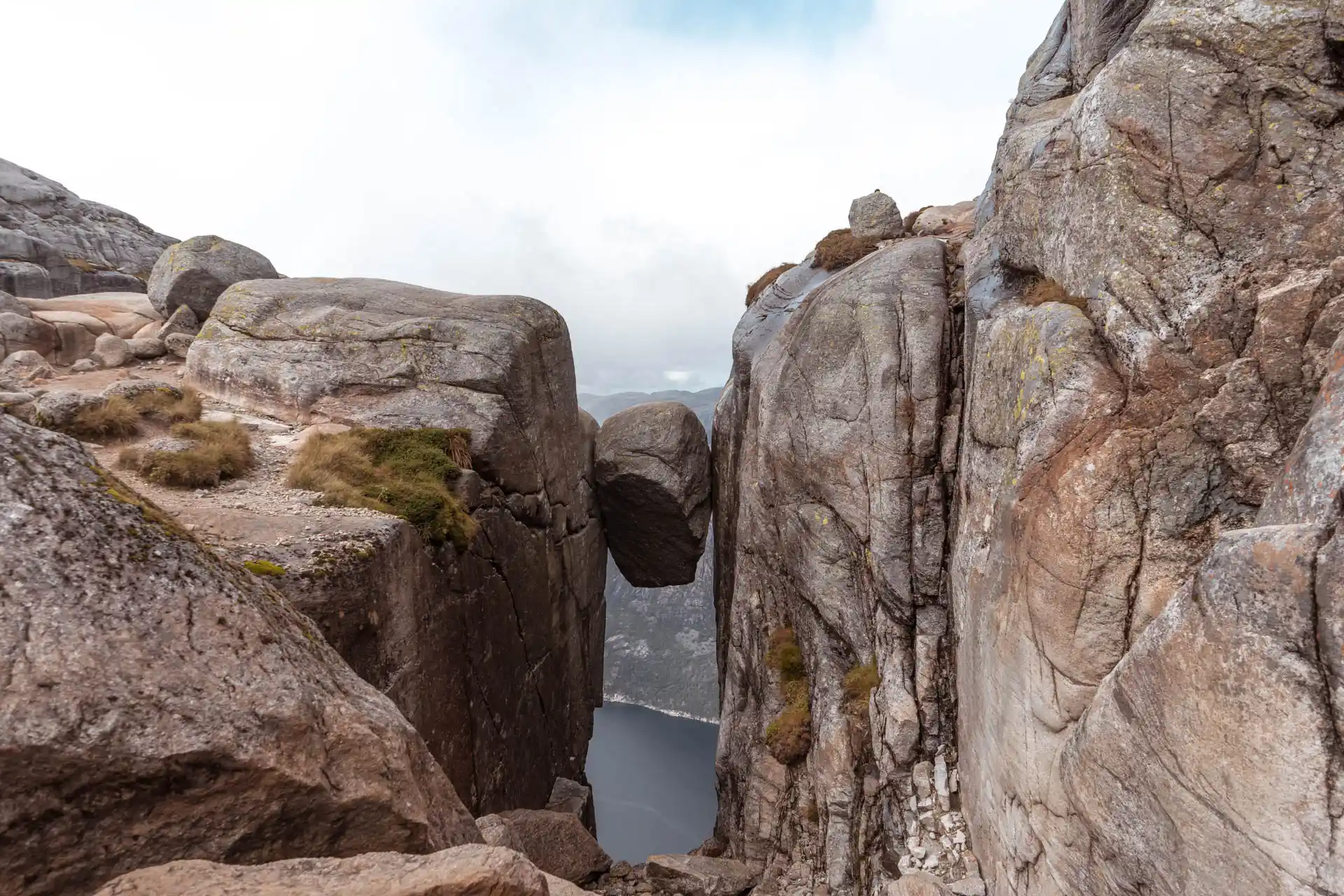 Der Kjeragbolten, der Stein auf dem Berg Kjerag über dem Lysefjord
