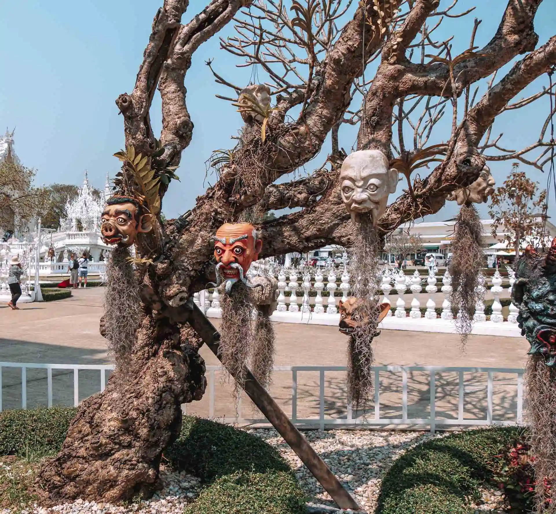 Köpfe im weißen Tempel Chiang Rai Thailand