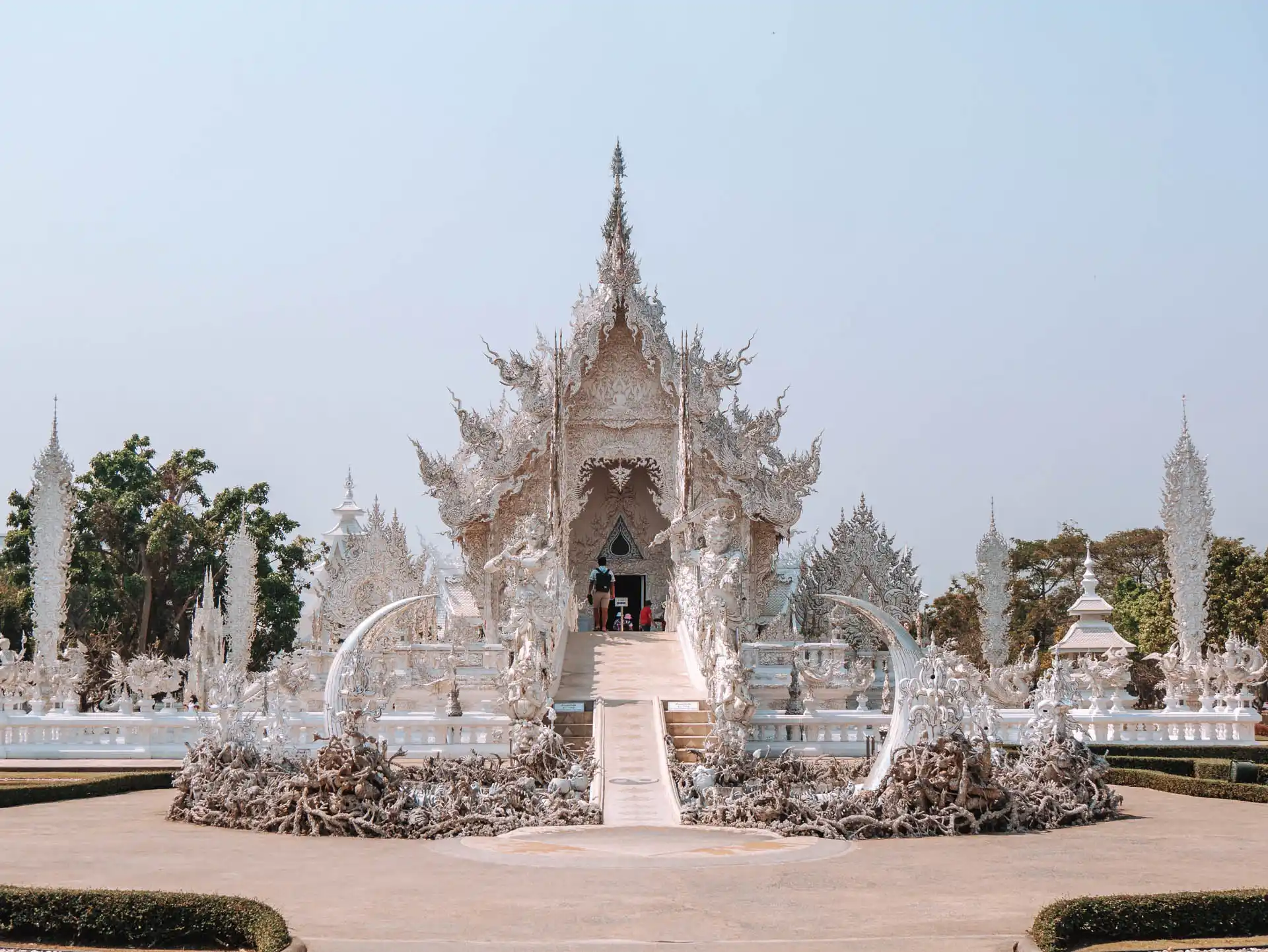 Weißer Tempel Chiang Rai in Thailand von Vorne