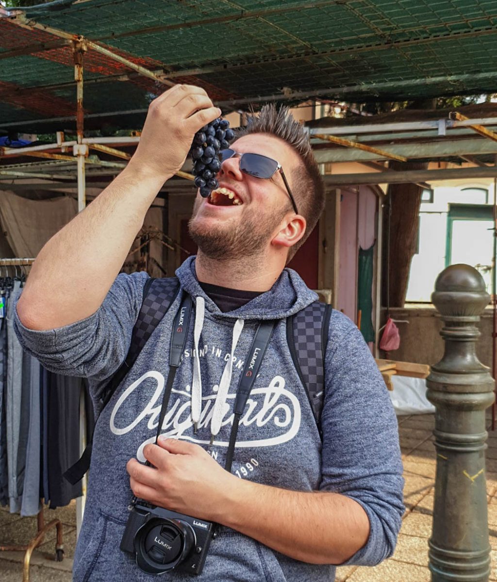 Alex isst Trauben in Pula in Kroatien