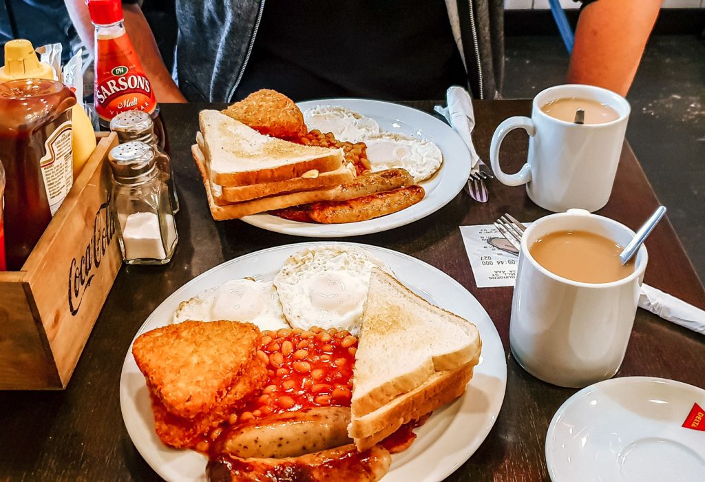 Tisch mit Frühstück aus dem Breakfast and Burgers, Frühstück für 3 Tage London, London Reisetipps, bestes English Breakfast in London