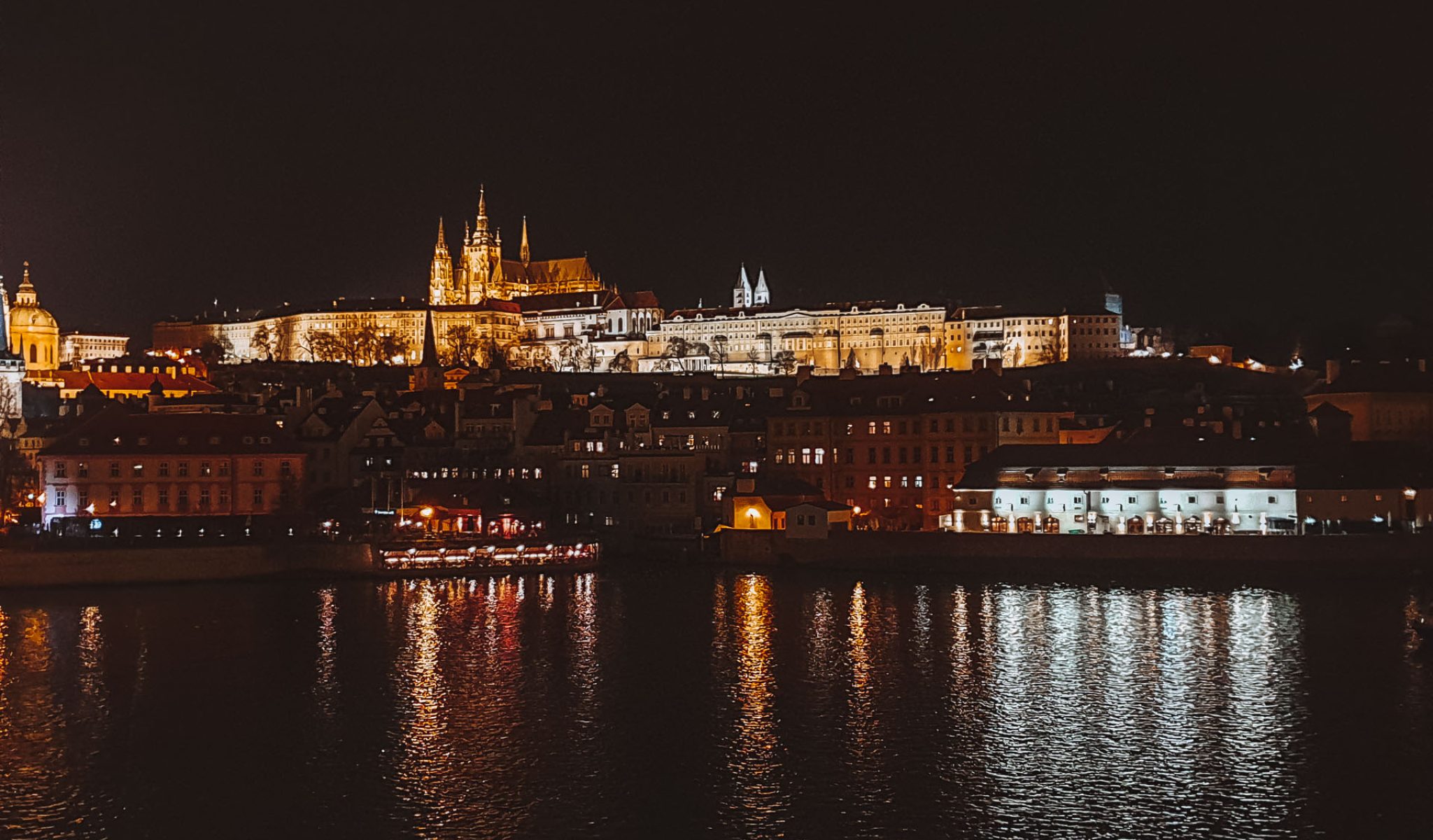 Die Aussicht von der Karlsbrücke bei Nacht in Prag
