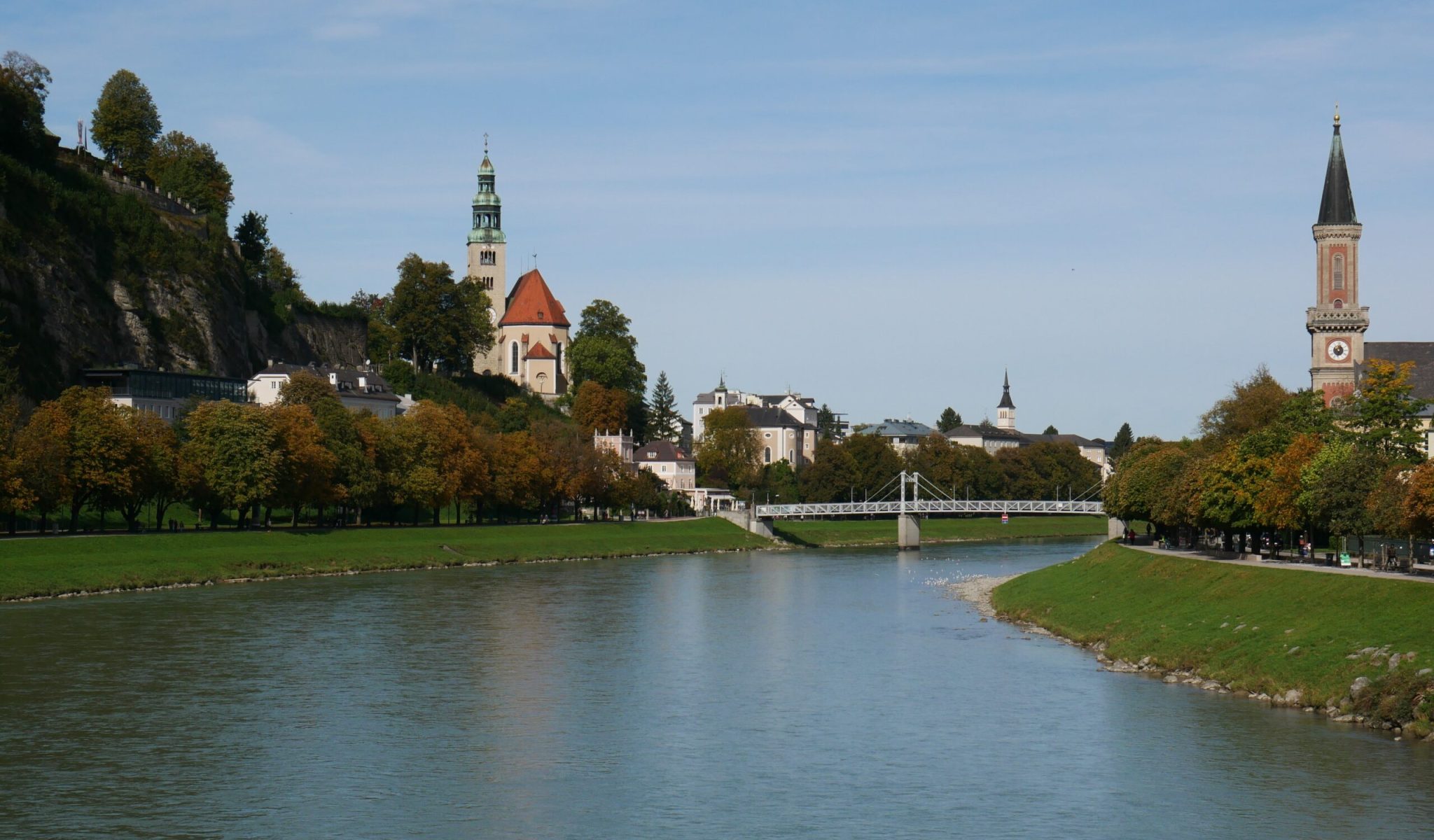 Die Salzach, der Fluss in Salzburg, den ihr auf eurer Städtereise in Salzburg nicht verpassen dürft