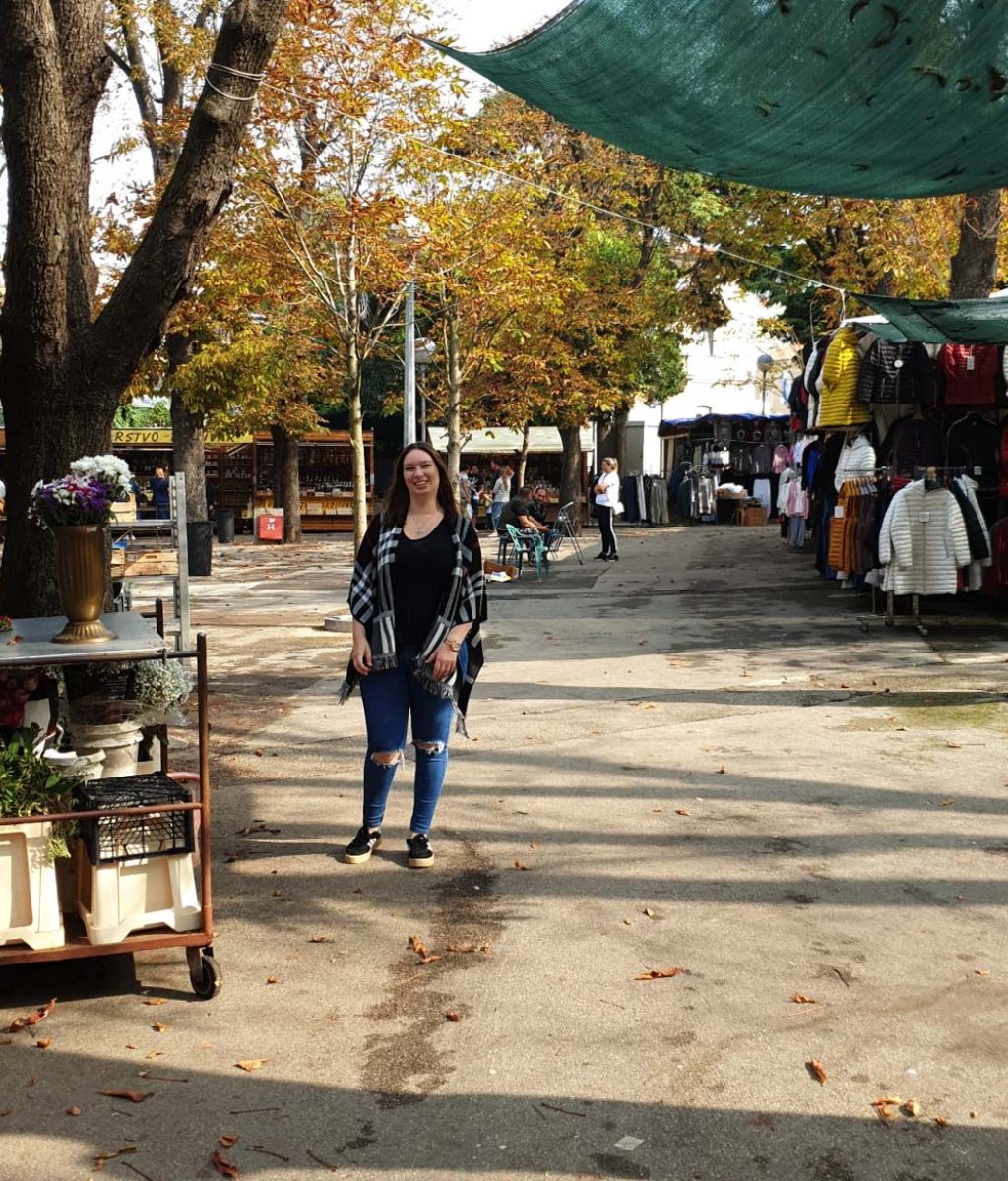 Jasmins neuer Poncho in Pula in Kroatien